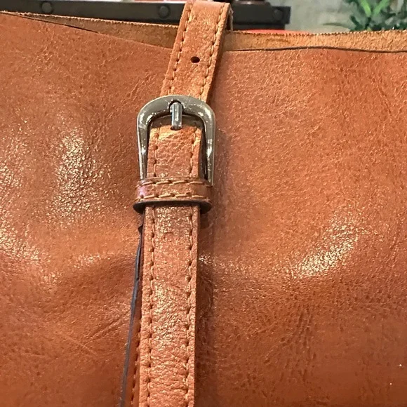 Elegant Tan Leather Tote Bag - Picture 4 of 6